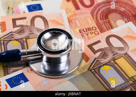 Healthcare Kosten und Versicherung Konzept. Stethoskop auf euro Geld Stockfoto