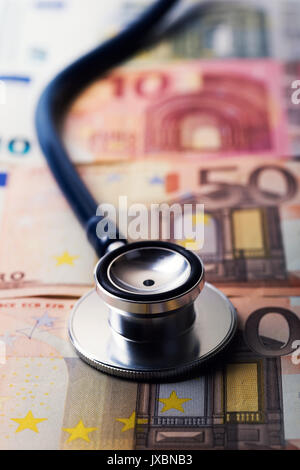 Stethoskop auf Geld. healthcare Kosten Konzept Stockfoto