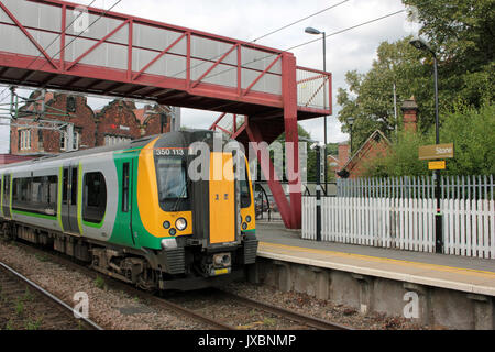 14.02 Crewe zu London Euston Zug fährt Stein. London Midland Elektrischer Triebzug Nr. 350 113 fährt von Stein am 14.8.17 Stockfoto