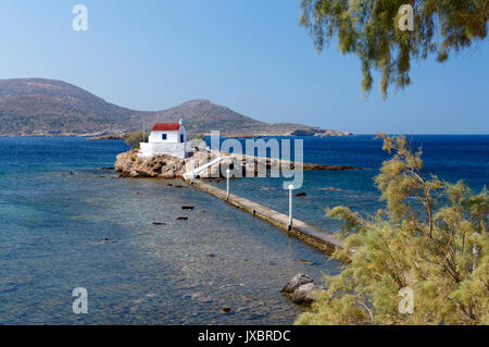 Aghios Isidhoros Kirche auf einer kleinen Insel fest verbunden mit dem Festland durch einen engen causway, Leros, Dodekanes, Griechenland. Stockfoto