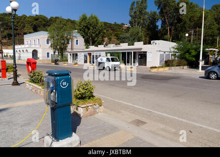 Strom Haken nach oben zeigt, Hafen von Lakki Lakki, Leros, Dodekanes, Griechenland. Stockfoto