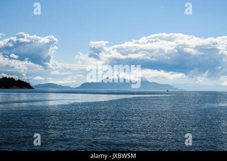 Wunderschöne Landschaft an der Nordsee in Norwegen mit Wolken an einem sonnigen Tag Stockfoto