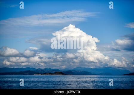 Wunderschöne Landschaft an der Nordsee in Norwegen mit Wolken an einem sonnigen Tag Stockfoto