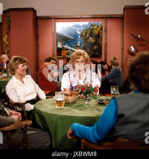 Die deutsche Moderatorin und volkstümliche Sängerin Maria Hellwig, Deutschland 1980er Jahre. Deutsche Moderatorin und Folklore Sängerin Maria Hellwig, Deutschland der 80er Jahre. Stockfoto