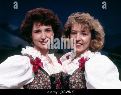 Singende Geschwister-scholl-Alexandra und Anita Hofmann, Deutschland 1990er Jahre. Deutsche Gesang duo Alexandra und Anita Hofmann, Deutschland 90er Jahre. Stockfoto