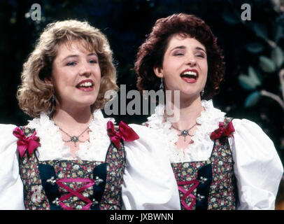 Singende Geschwister-scholl-Alexandra und Anita Hofmann, Deutschland 1990er Jahre. Deutsche Gesang duo Alexandra und Anita Hofmann, Deutschland 90er Jahre. Stockfoto