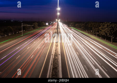 Traffic bei leichten Wanderwegen auf der Autobahn Autobahn bei Nacht, Hintergrund Stockfoto