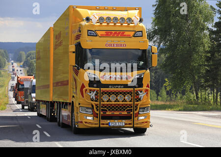 IKAALINEN, Finnland - 10 AUGUST 2017: Nächste Generation Scania S580 von Jimmie Karlsson Transport AB für DHL Teil findet in der LKW-Konvoi zu den jährlichen Stockfoto