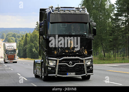 IKAALINEN, Finnland - 10 AUGUST 2017: Renault Trucks T Ghostrider Teil findet in der LKW-Konvoi zu den jährlichen Trucking Veranstaltung Power Truck Show 2017 in Stockfoto