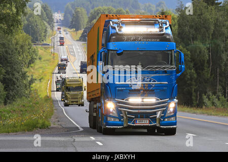 IKAALINEN, Finnland - 10 AUGUST 2017: Volvo FH Deutsch 100 V-P Puurunen bewegt sich entlang der Straße in LKW-Konvoi nach Power Truck Show 2017 in Alaharma, Finlan Stockfoto