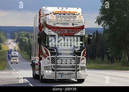 IKAALINEN, Finnland - 10 AUGUST 2017: Logging truck Scania R730 von Woodtrans AB aus Schweden Teil findet in der LKW-Konvoi nach Power Truck Show 2017 in Stockfoto