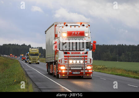 LUOPAJARVI, Finnland - 10 AUGUST 2017: Fermin Faioes Diequez aus Spanien mit Scania 144 L 460 helle Scheinwerfer auf Reisen die längste Abstand zu nehmen Stockfoto