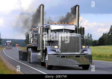 URJALA, Finnland - 10 AUGUST 2017: Schöne silber Peterbilt 359 S jahr 1973 von Fredrik Biehl Auflieger mit Modell-Lkw bläst Rauch durch exhau Stockfoto