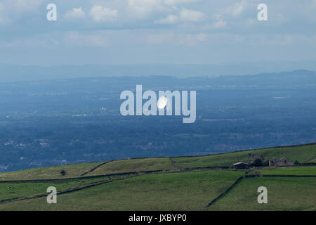 Radio Teleskop auf Jodrell Bank gesehen von Peak District in Cheshire Plain Stockfoto