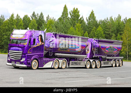 LEMPAALA, Finnland - 13 AUGUST 2017: Neue Super Lkw Mercedes-Benz Actros Lowrider von kuljetus Auvinen auf Asphalt Hof geparkt. Stockfoto