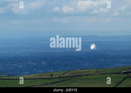 Radio Teleskop auf Jodrell Bank gesehen von Peak District in Cheshire Plain Stockfoto