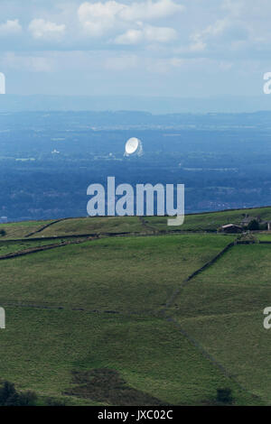 Radio Teleskop auf Jodrell Bank gesehen von Peak District in Cheshire Plain Stockfoto