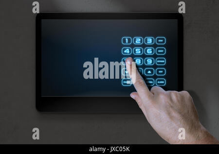 Eine männliche Hand Drücken auf dem Bildschirm eines Home Security Control Panel mit einem Ziffernblock - 3D-Rendering Stockfoto