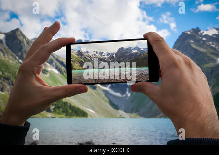 Mann mit Handy Foto. Mountain Nature Stockfoto