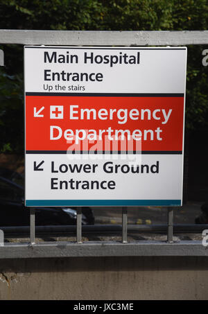 Krankenhaus Haupteingang und Notaufnahme unterzeichnen, Royal Free Hospital, Teich Street, Hampstead, London.DE 16.08.17 Stockfoto