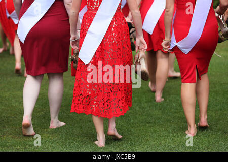 Die Teilnehmer ihre Schuhe ausziehen zu einem Fotoshooting, auf dem Gelände der Malahide Castle, Dublin, die 65 Internationale Rosen gehofft, dass es bis zum Jahr 2017 International Rose Fernsehen Auswahl zu treffen. Stockfoto