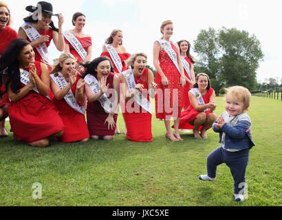 10 Monate alte Lilie Callaghan, von Malahide, Gate stürzt ein Fotoshooting, auf dem Gelände der Malahide Castle, Dublin, die 65 Internationale Rosen gehofft, dass es bis zum Jahr 2017 International Rose Fernsehen Auswahl zu treffen. Stockfoto