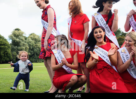 10 Monate alte Lilie Callaghan, von Malahide, Gate stürzt ein Fotoshooting, auf dem Gelände der Malahide Castle, Dublin, die 65 Internationale Rosen gehofft, dass es bis zum Jahr 2017 International Rose Fernsehen Auswahl zu treffen. Stockfoto