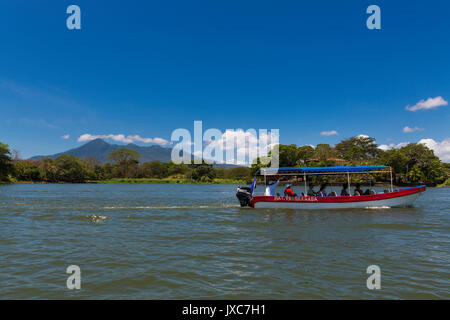 Inseln von Granada, Nicaragua - 3. April 2014: Passagierschiff im Nicaragua See, die Passagiere zwischen den kleinen Inseln Die Inseln von Granada, Nic Stockfoto