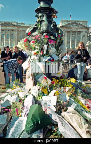 31. August 1997, 4 Uhr Ortszeit, an der Pitié-Salp êtrière Krankenhaus, Paris. Die Ankündigung wurde vorgenommen, die berühmteste Frau der Welt nur in einem tragischen Autounfall in einem Pariser Tunnel ums Leben gekommen. Prinzessin Dianas Tod geschickt, um die Welt in die Breite Trauer. Trauernden trauern außerhalb der Buckingham Palace am Tag ihrer Beerdigung. Stockfoto