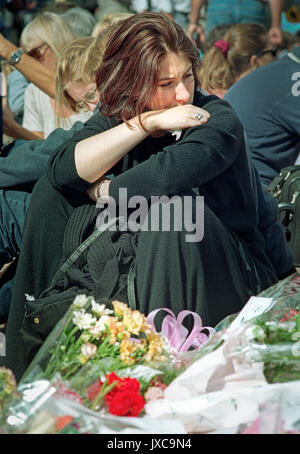 31. August 1997, 4 Uhr Ortszeit, an der Pitié-Salp êtrière Krankenhaus, Paris. Die Ankündigung wurde vorgenommen, die berühmteste Frau der Welt nur in einem tragischen Autounfall in einem Pariser Tunnel ums Leben gekommen. Prinzessin Dianas Tod geschickt, um die Welt in die Breite Trauer. Trauernden trauern außerhalb der Buckingham Palace am Tag ihrer Beerdigung. Stockfoto