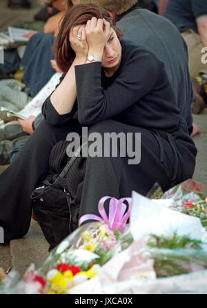 Prinzessin Dianas Tod geschickt, um die Welt in die Breite Trauer. Trauernden trauern außerhalb der Buckingham Palace am Tag ihrer Beerdigung. Stockfoto