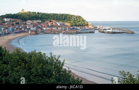 Scarborough, North Yorkshire, UK - August 8, 2016: Blick auf South Bay Scarborough, Strand, Schloss und den Hafen. Stockfoto