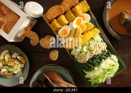 Gado - gado Betawi, der Salat aus Jakarta Stockfoto