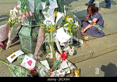 6. September 1997. Begräbnis von Prinzessin Diana. Junge Mädchen lesen Nachrichten an eine Lady Di außerhalb der Buckingham Palace am Tag ihrer Beerdigung. Stockfoto