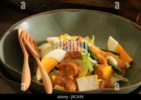Gado - gado Betawi, der Salat aus Jakarta Stockfoto