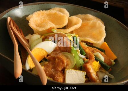 Gado - gado Betawi, der Salat aus Jakarta Stockfoto