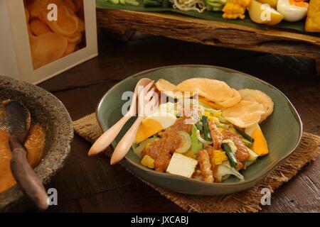 Gado - gado Betawi, der Salat aus Jakarta Stockfoto