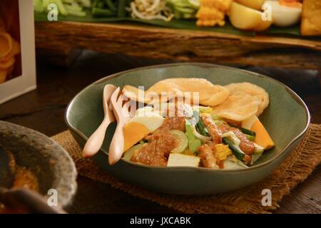 Gado - gado Betawi, der Salat aus Jakarta Stockfoto