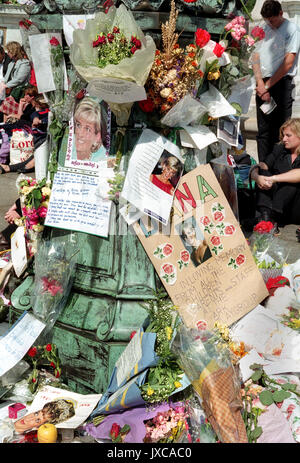 31. August 1997, 4 Uhr Ortszeit, an der Pitié-Salp êtrière Krankenhaus, Paris. Die Ankündigung wurde vorgenommen, die berühmteste Frau der Welt nur in einem tragischen Autounfall in einem Pariser Tunnel ums Leben gekommen. Prinzessin Dianas Tod geschickt, um die Welt in die Breite Trauer. Trauernden trauern außerhalb der Buckingham Palace am Tag ihrer Beerdigung. Stockfoto