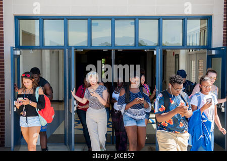 Teens Kids zu und starrte auf ihren Telefonen süchtig Stockfoto