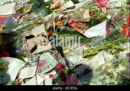 Floral Tribute außerhalb der Buckingham Palace am Tag ihrer Beerdigung. 31. August 1997, 4 Uhr Ortszeit, an der Pitié-Salp êtrière Krankenhaus, Paris. Die Ankündigung wurde vorgenommen, die berühmteste Frau der Welt nur in einem tragischen Autounfall in einem Pariser Tunnel ums Leben gekommen. Prinzessin Dianas Tod geschickt, um die Welt in die Breite Trauer. Stockfoto