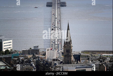 Ein Blick auf die Tay Brücke über den Firth von Tay von oben von Dundee, Dundee. Stockfoto