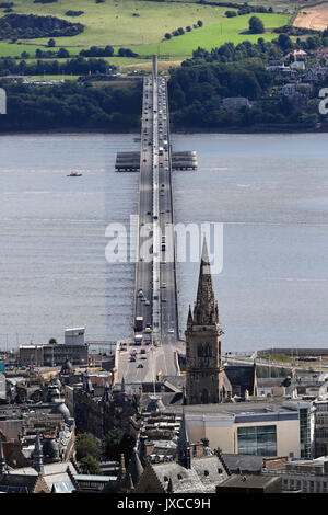 Ein Blick auf die Tay Brücke über den Firth von Tay von oben von Dundee, Dundee. Stockfoto