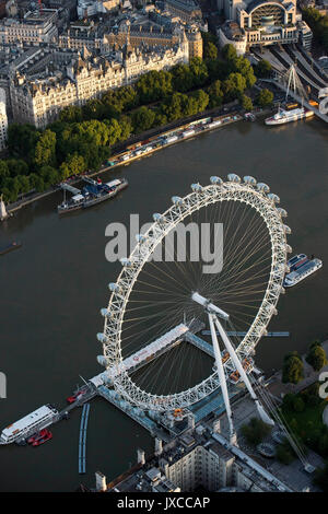 Eine Luftaufnahme des London Eye, Westminster, London, sowie Charing Cross Bahnhof (oben rechts) und das Royal Horseguards Hotel (oben links). Stockfoto