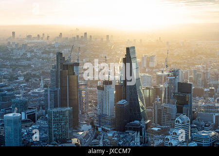 Ein Luftbild der Stadt in London, einschließlich der Cheesegrater (Die Leadenhall Building) und Tower 42. Stockfoto