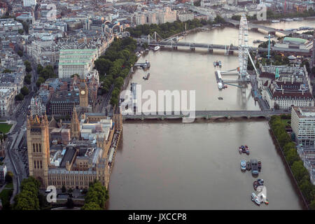 Allgemein Luftaufnahme des London Eye, das Parlament, Portcullis House und die Westminster Bridge und Hungerford Bridge, London. Stockfoto