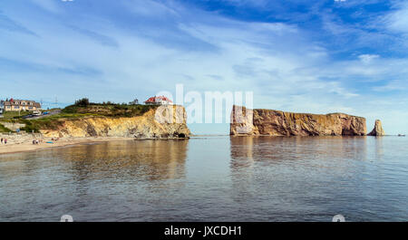 Perce, Kanada-11 August 2017: Blick auf Percé Rock im Sommer. Percé Rock ist ein riesiger SCHIERE Felsformation im Golf von St. Lawrence an der Spitze des Stockfoto