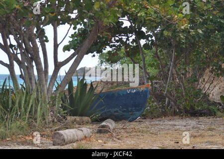 Alte blaue Boot auf eine Insel in der Karibik Stockfoto