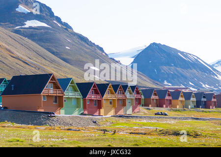 Zeile der Norwegischen Holzhäuser in Svalbard Hauptstadt Longyearbyen Stockfoto