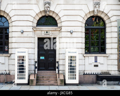 Zwei weiße K6-Telefonkioske, die Grade II aufgeführt sind Vor dem alten Stadtwechselgebäude in Lowgate Hull Yorkshire England Stockfoto